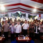 Lampaui Target Penyelesaian PTSL, Menko AHY dan Wamen Ossy Serahkan Langsung Sertipikat Masyarakat Kabupaten Pacitan
