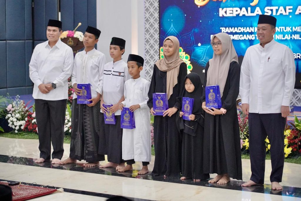 Berikan Tausiah di Buka Bersama KASAL, Menteri Nusron: Negara Besar Mampu Ciptakan Rasa Aman